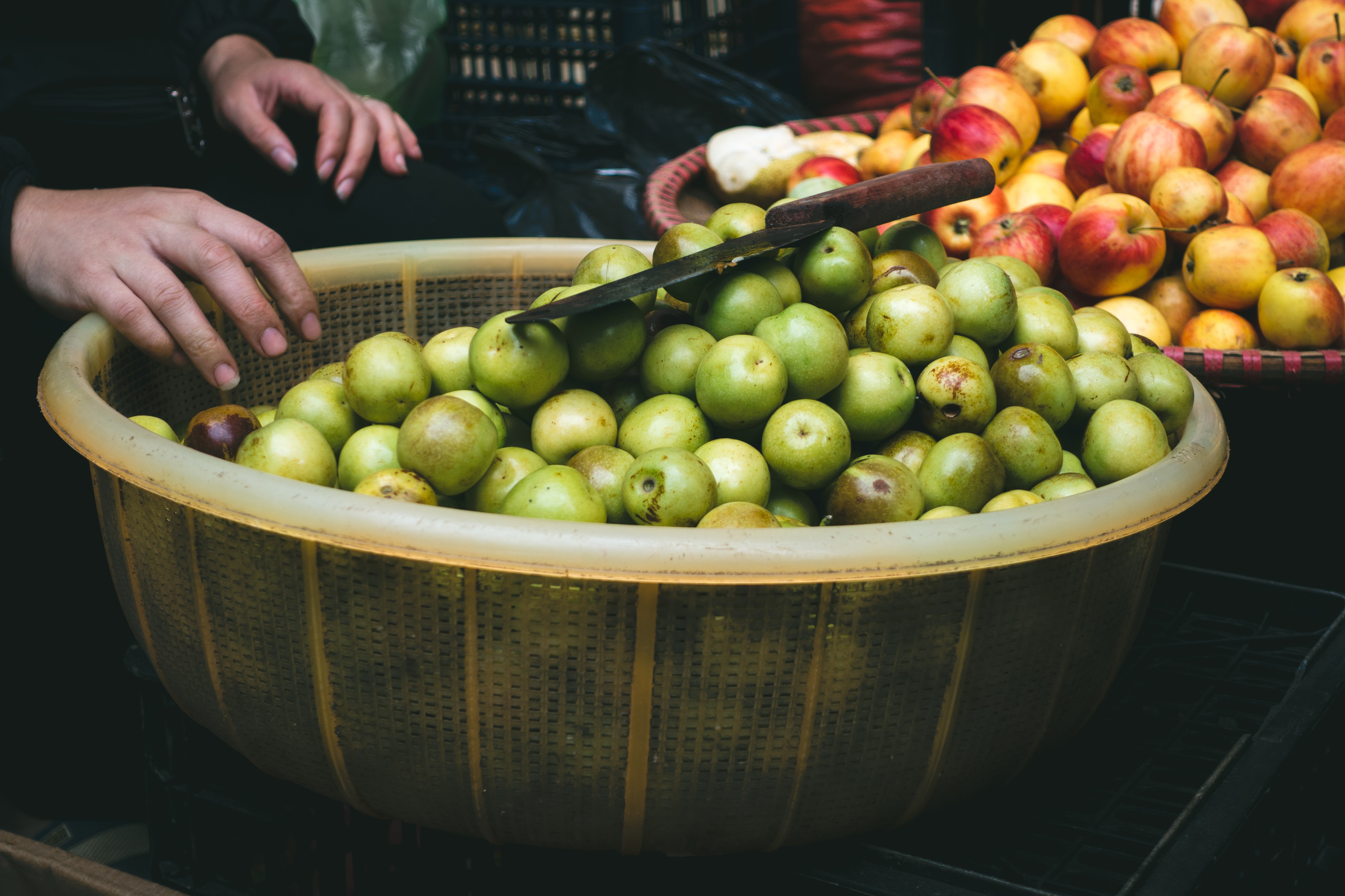 Maçãs pequenas em um mercado