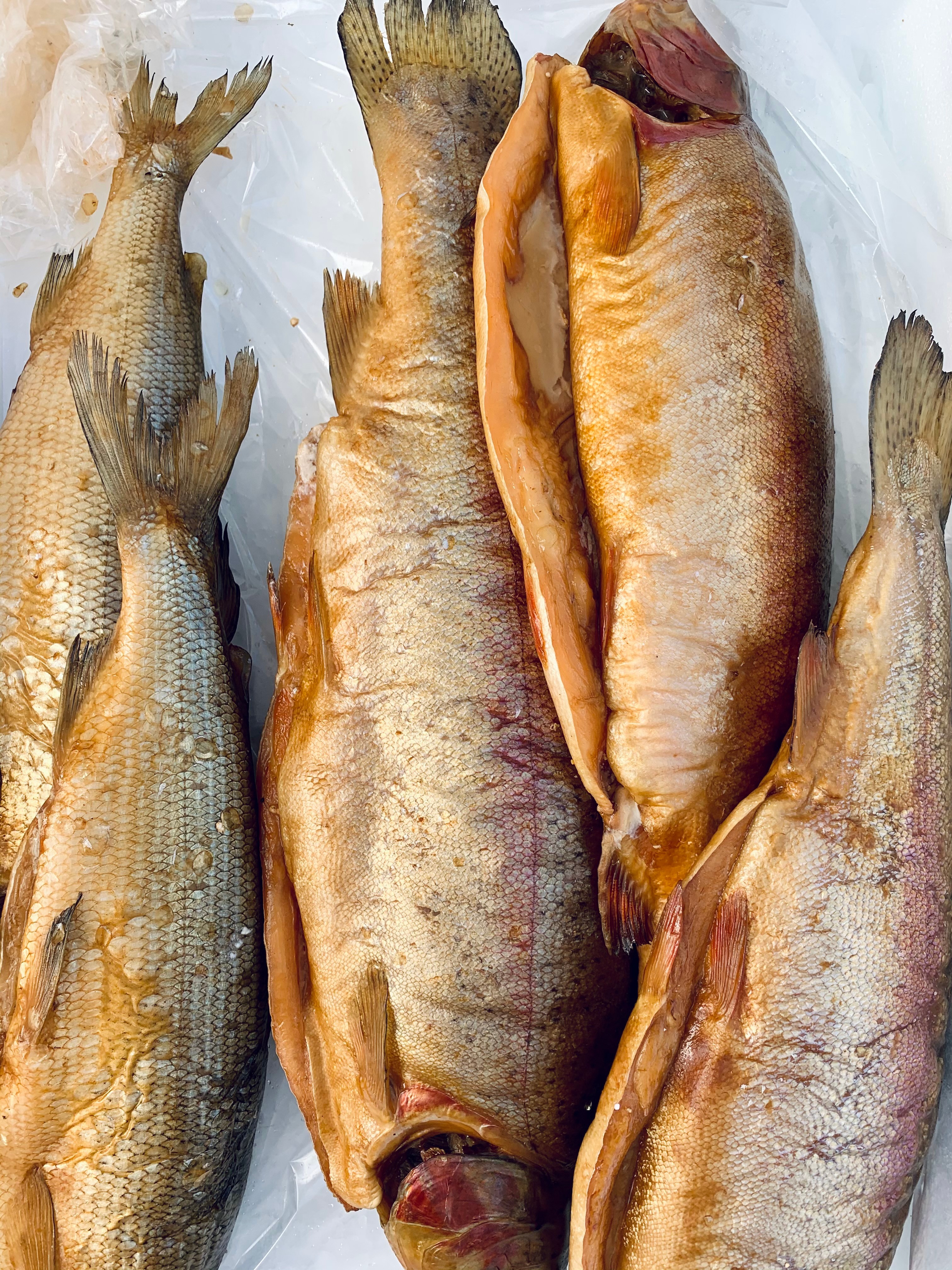 Pescado ahumado en el mercado de pescado