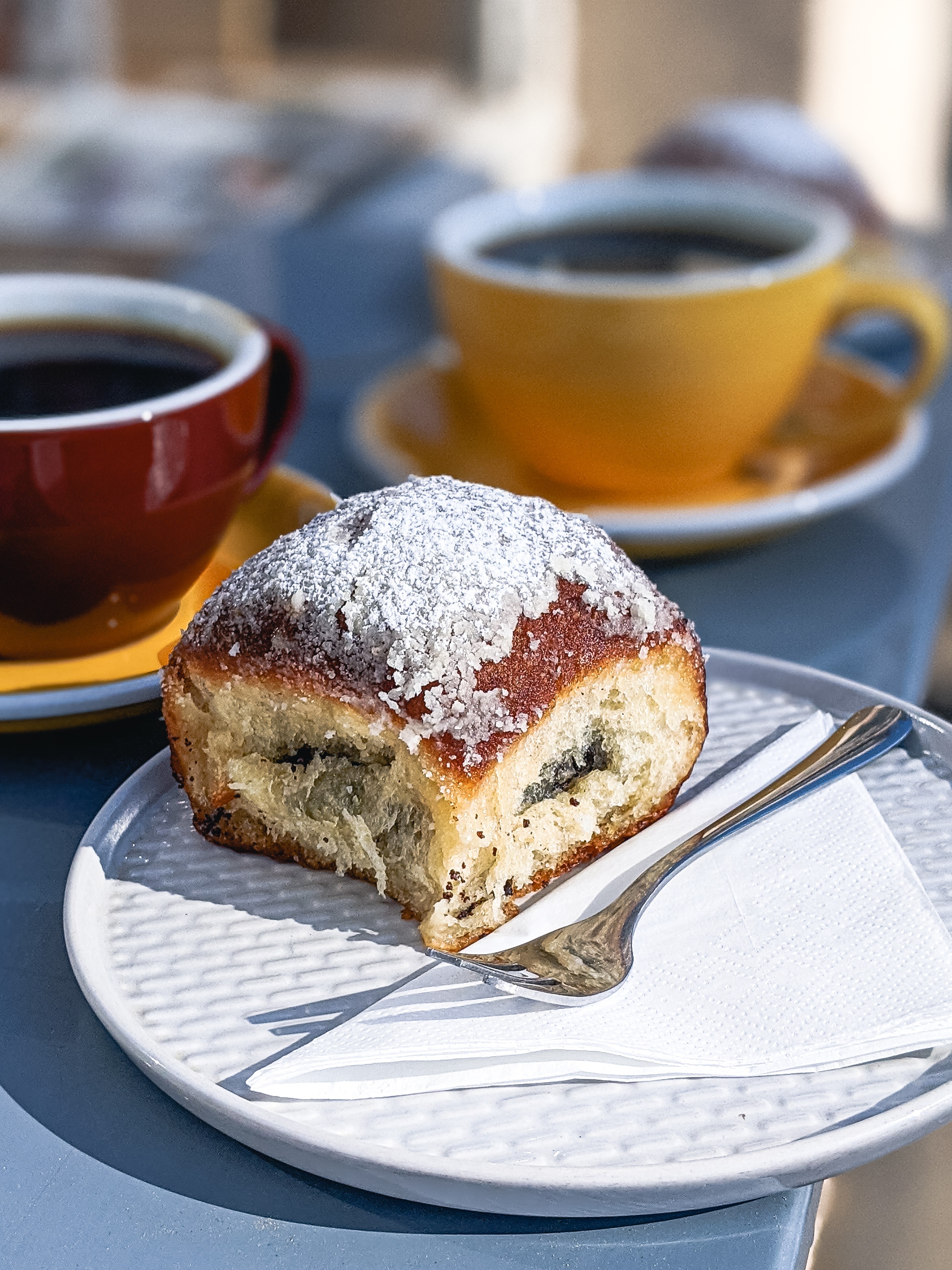 Pão de bolo de fermentação natural com recheio de sementes de papoula
