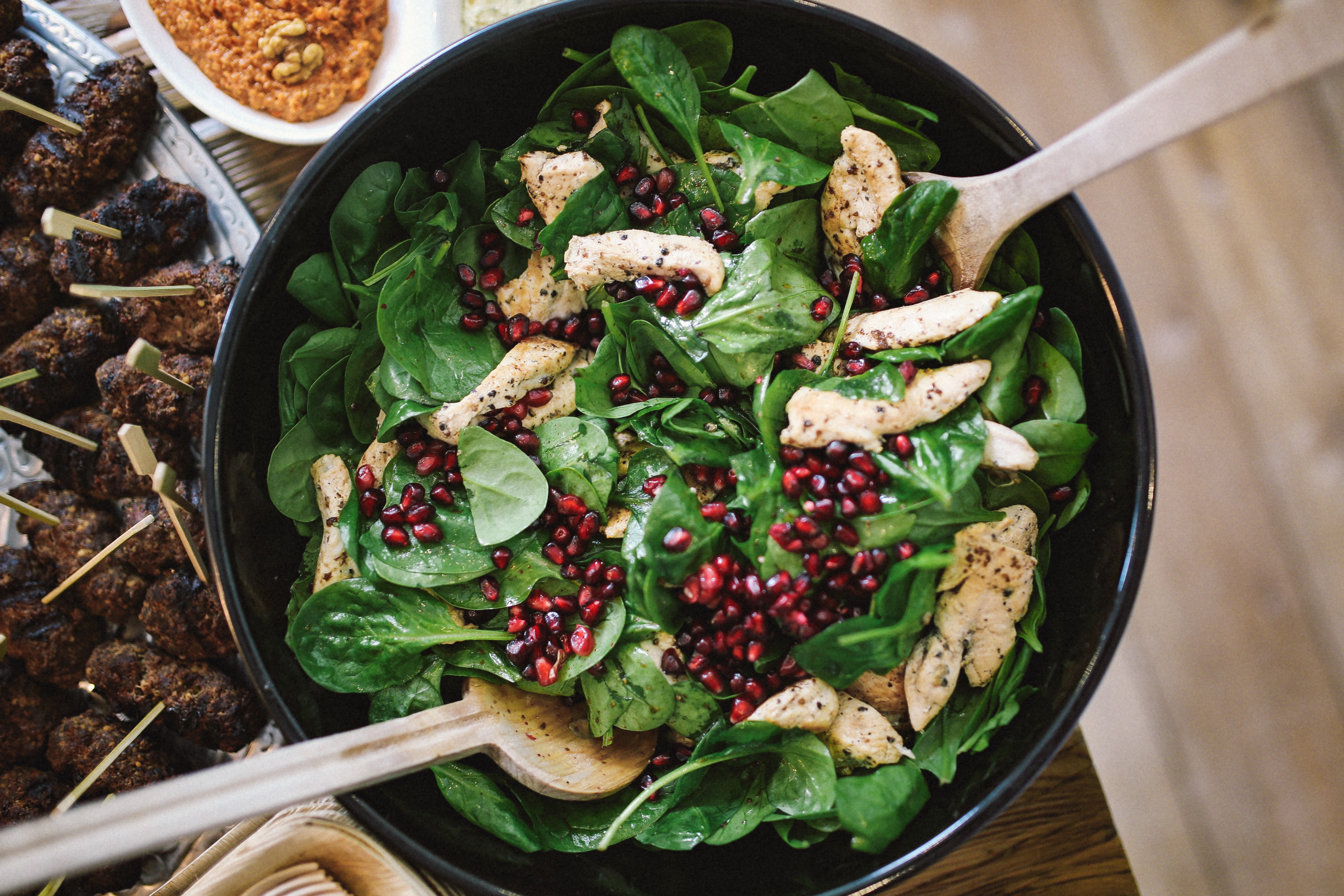 Salada de espinafre, romã e frango
