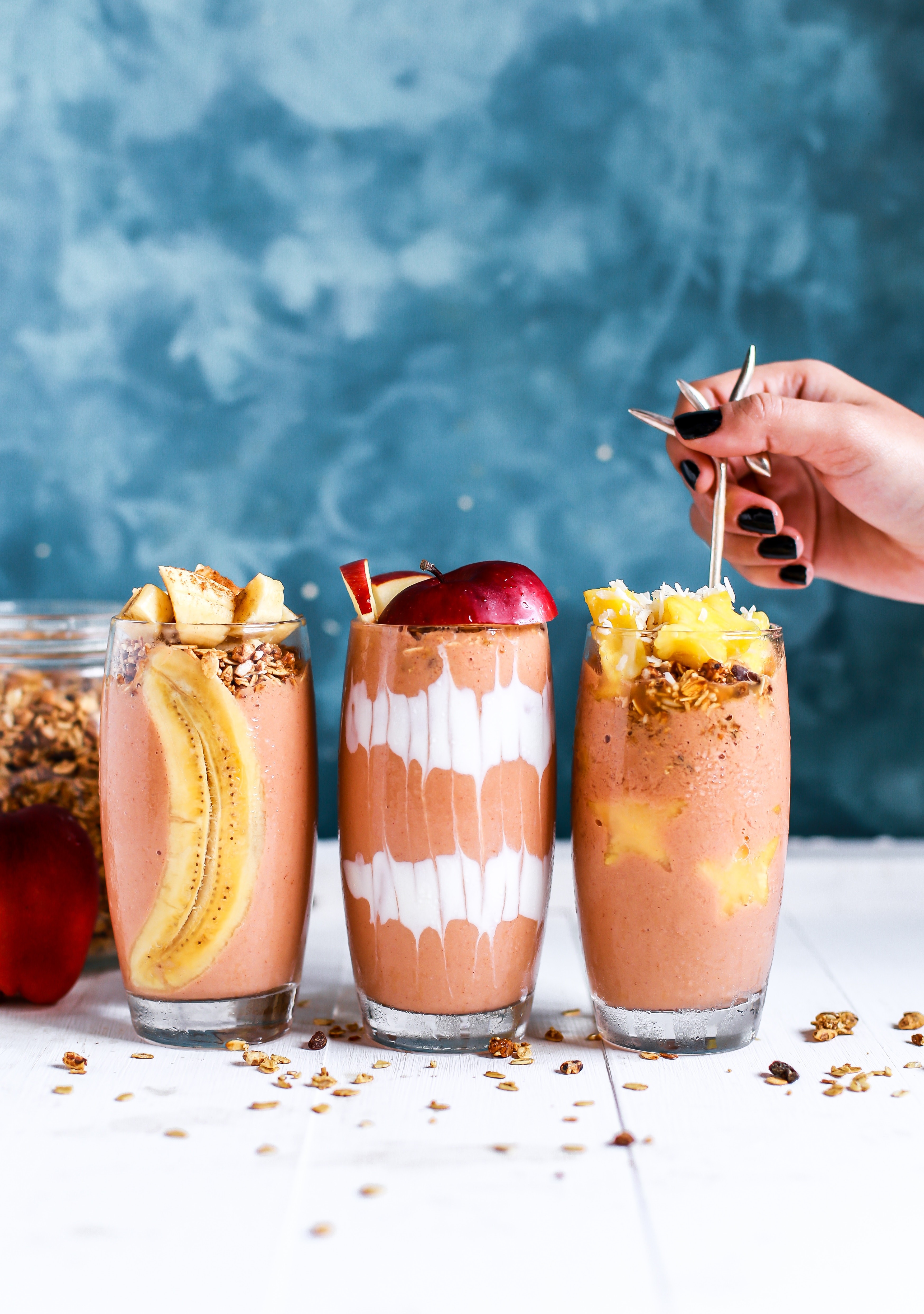 Smoothies de morango, manga e pêssego