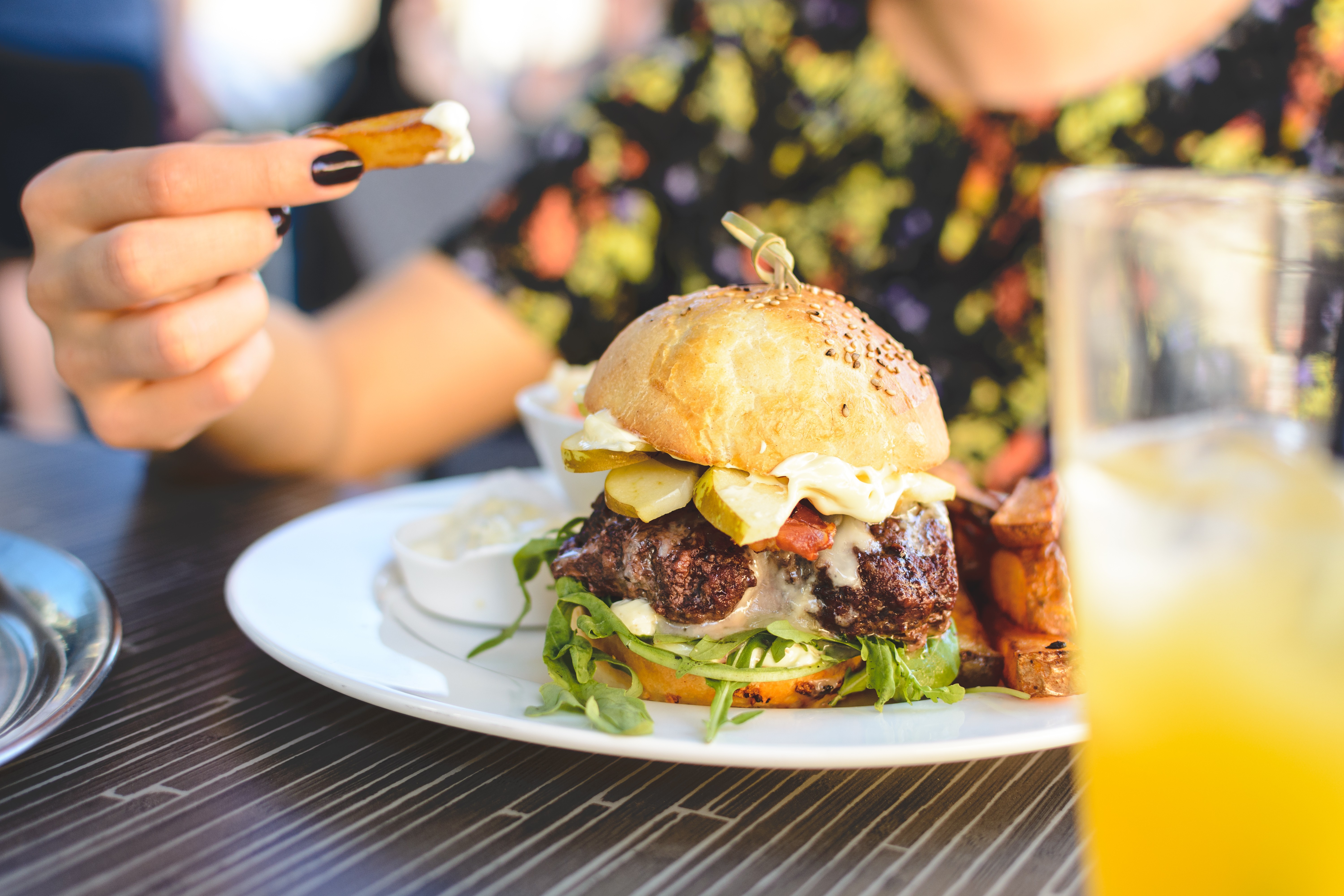 Hambúrguer suculento de carne para o verão