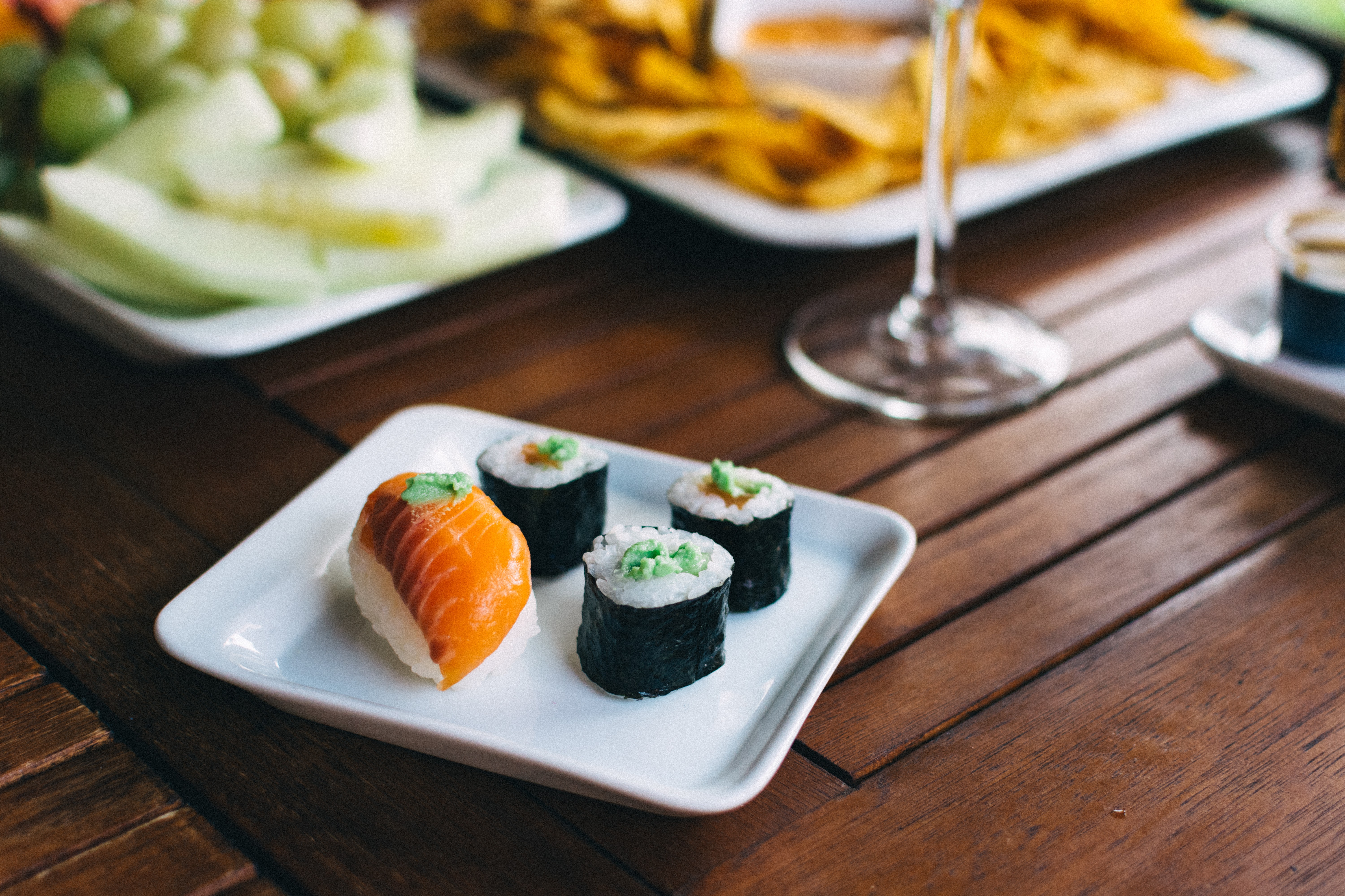 Sushi nigiri e maki com wasabi em uma festa de verão
