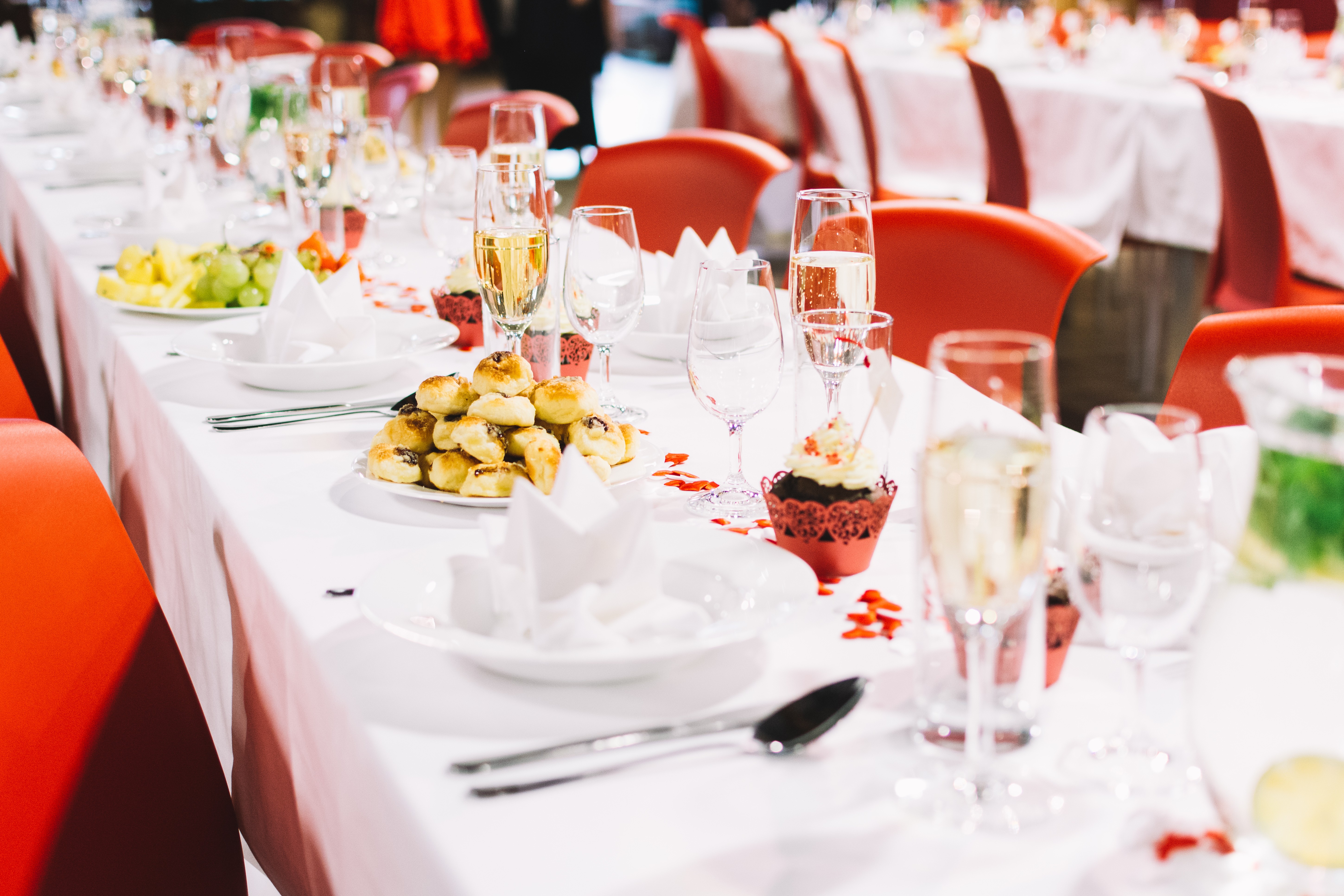 Decoración de mesa en una celebración de boda