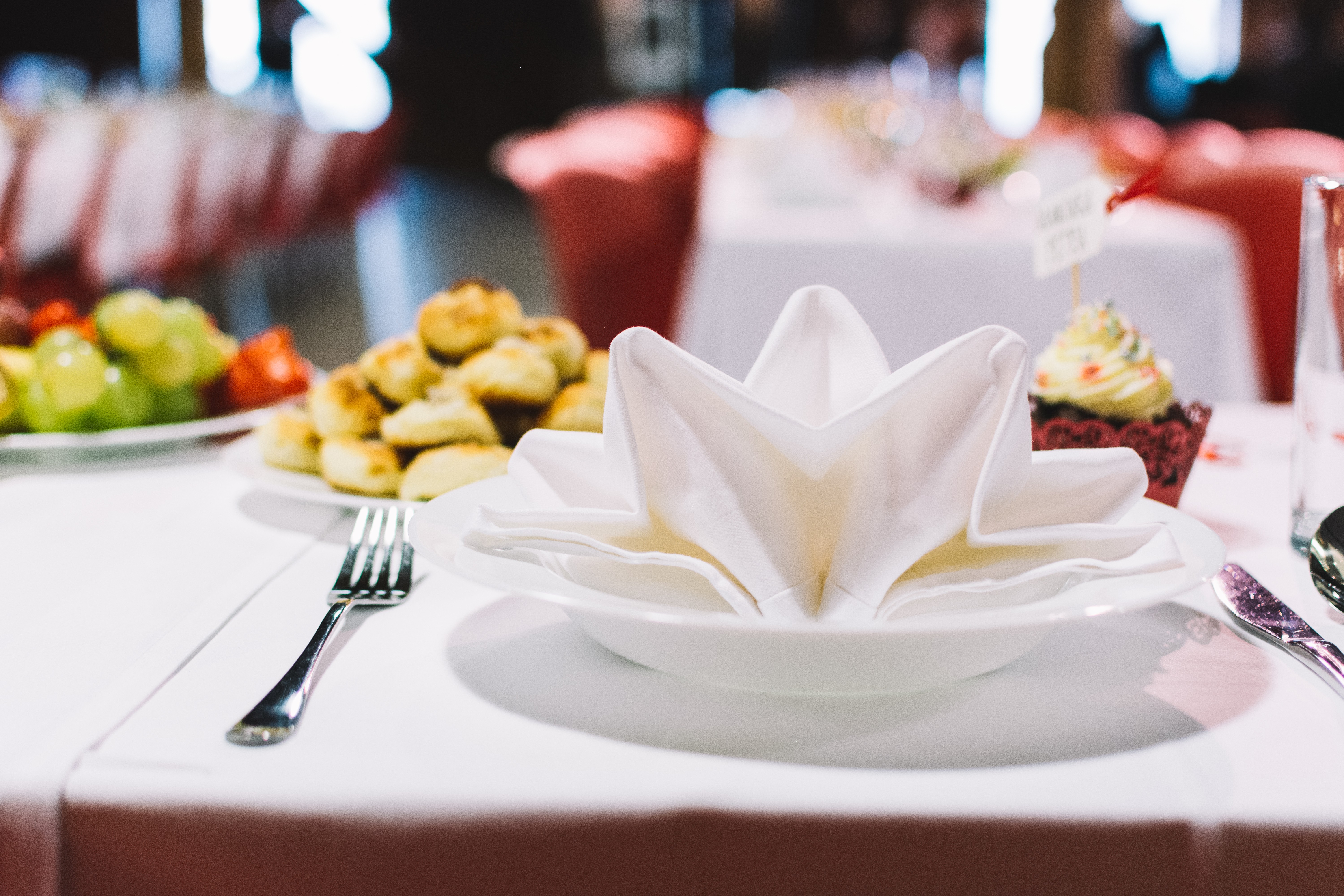 Decoración de mesa en una celebración de boda