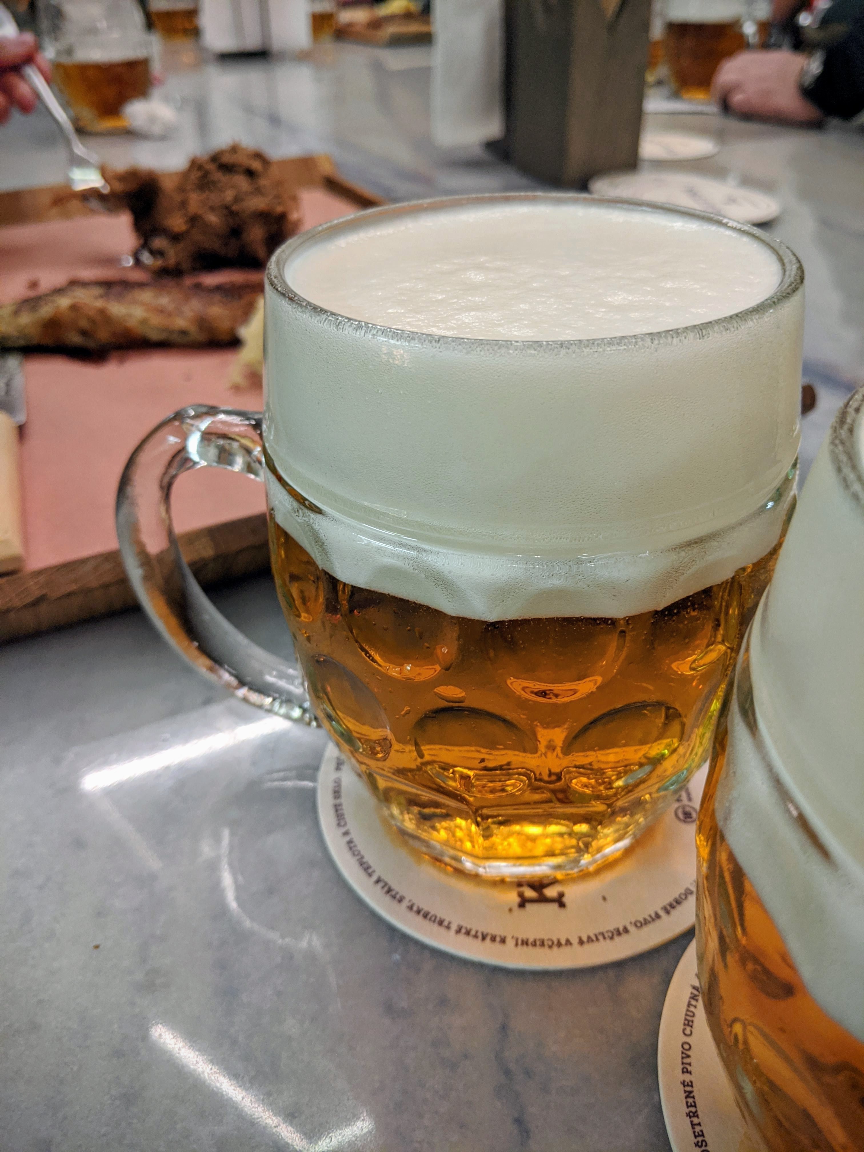 적절한 거품이 있는 탭 필스너 맥주