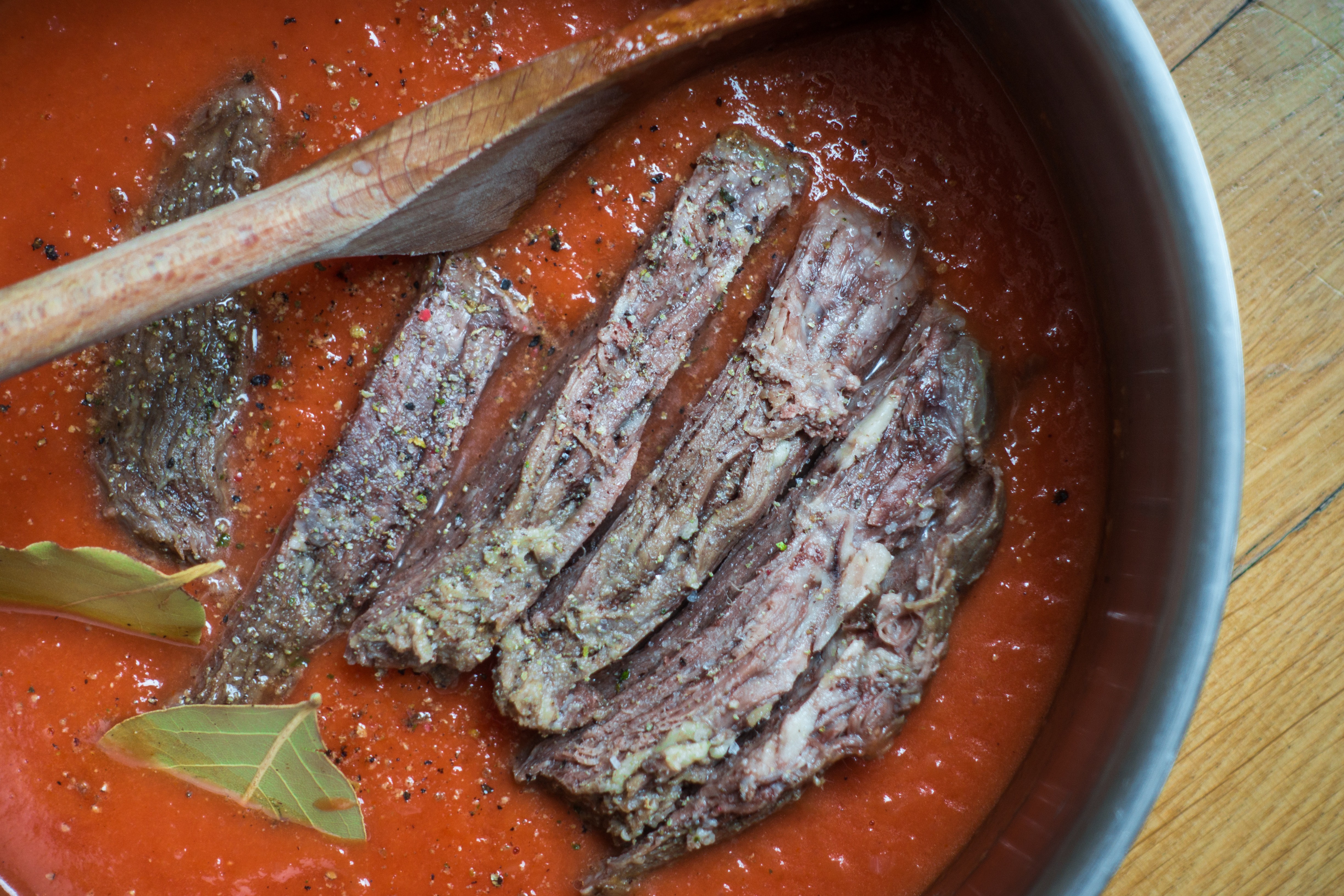 Tender beef with tomato sauce