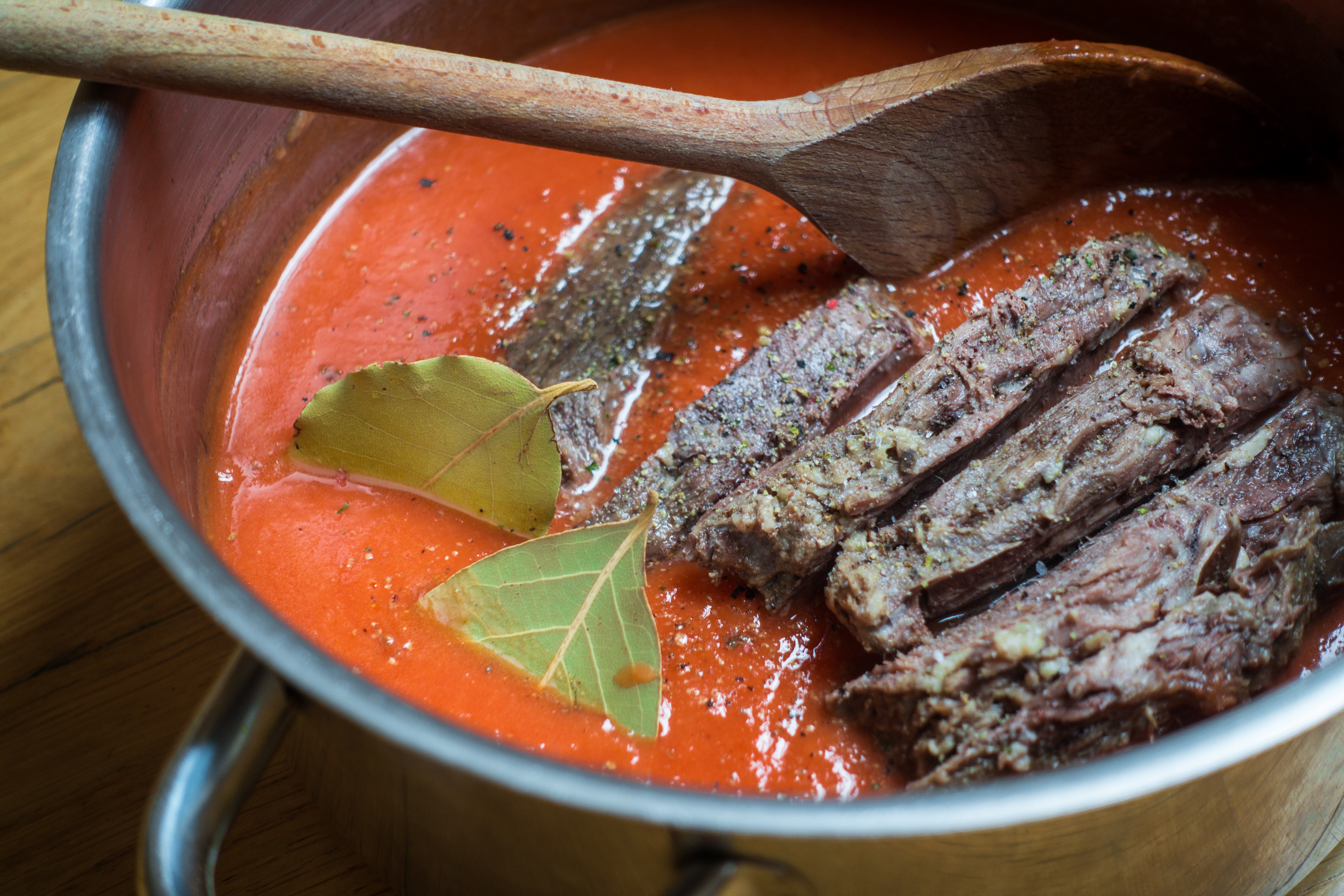 Carne bovina macia com molho de tomate