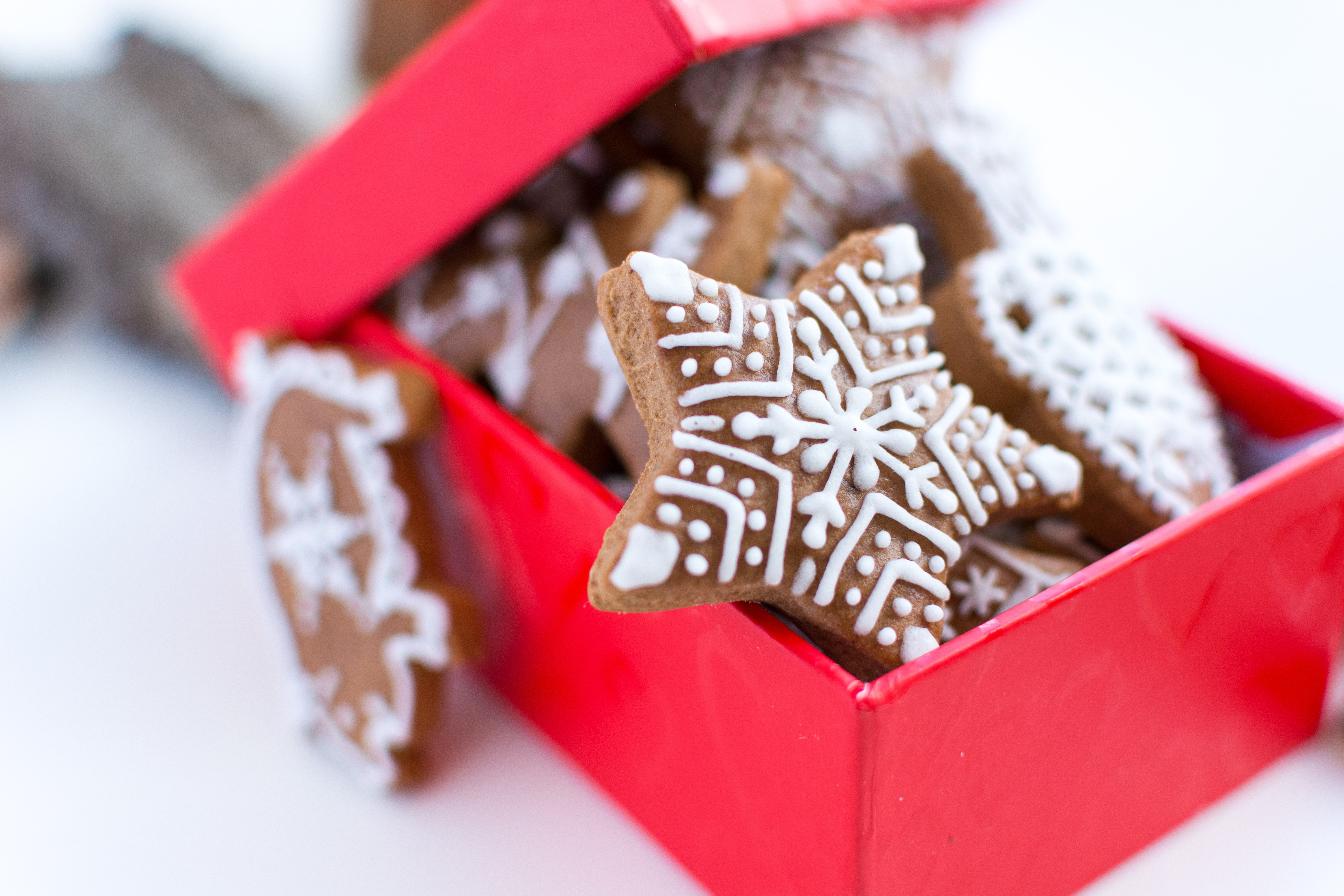 Gingerbreads tradicionais de Natal em uma caixa de papel vermelha