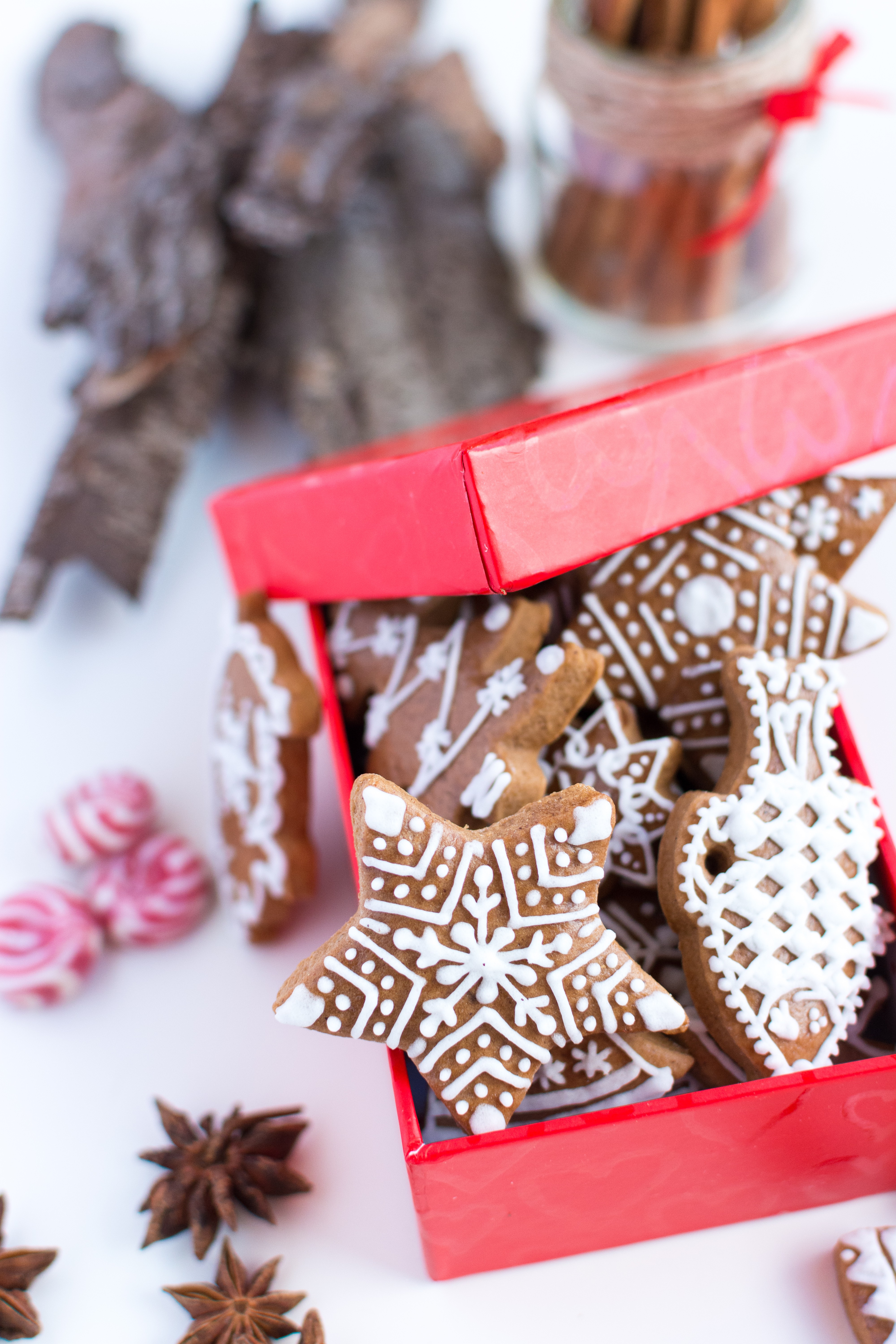 Gingerbreads tradicionais de Natal em uma caixa de papel vermelha