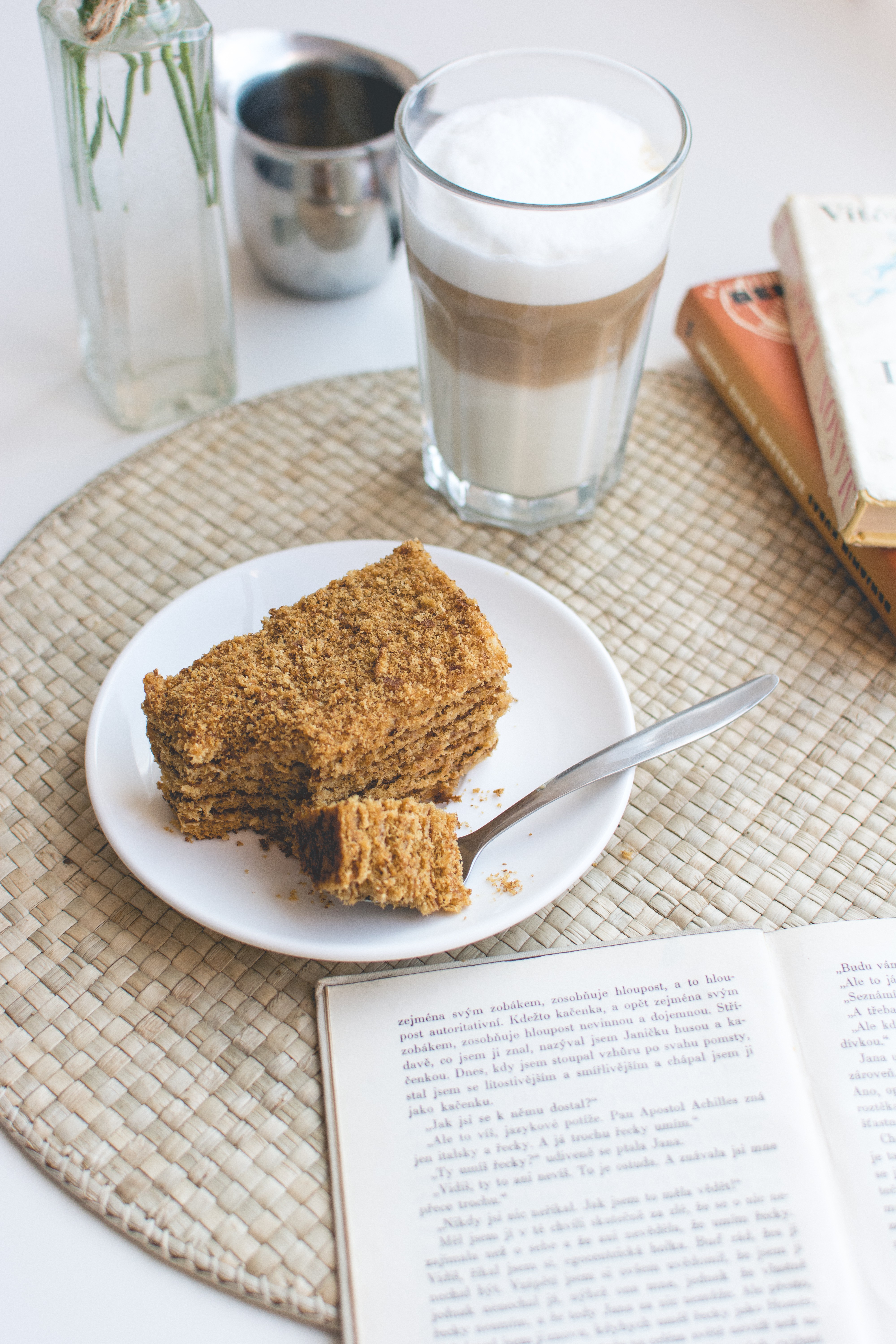 Bolo de mel tcheco tradicional com café latte