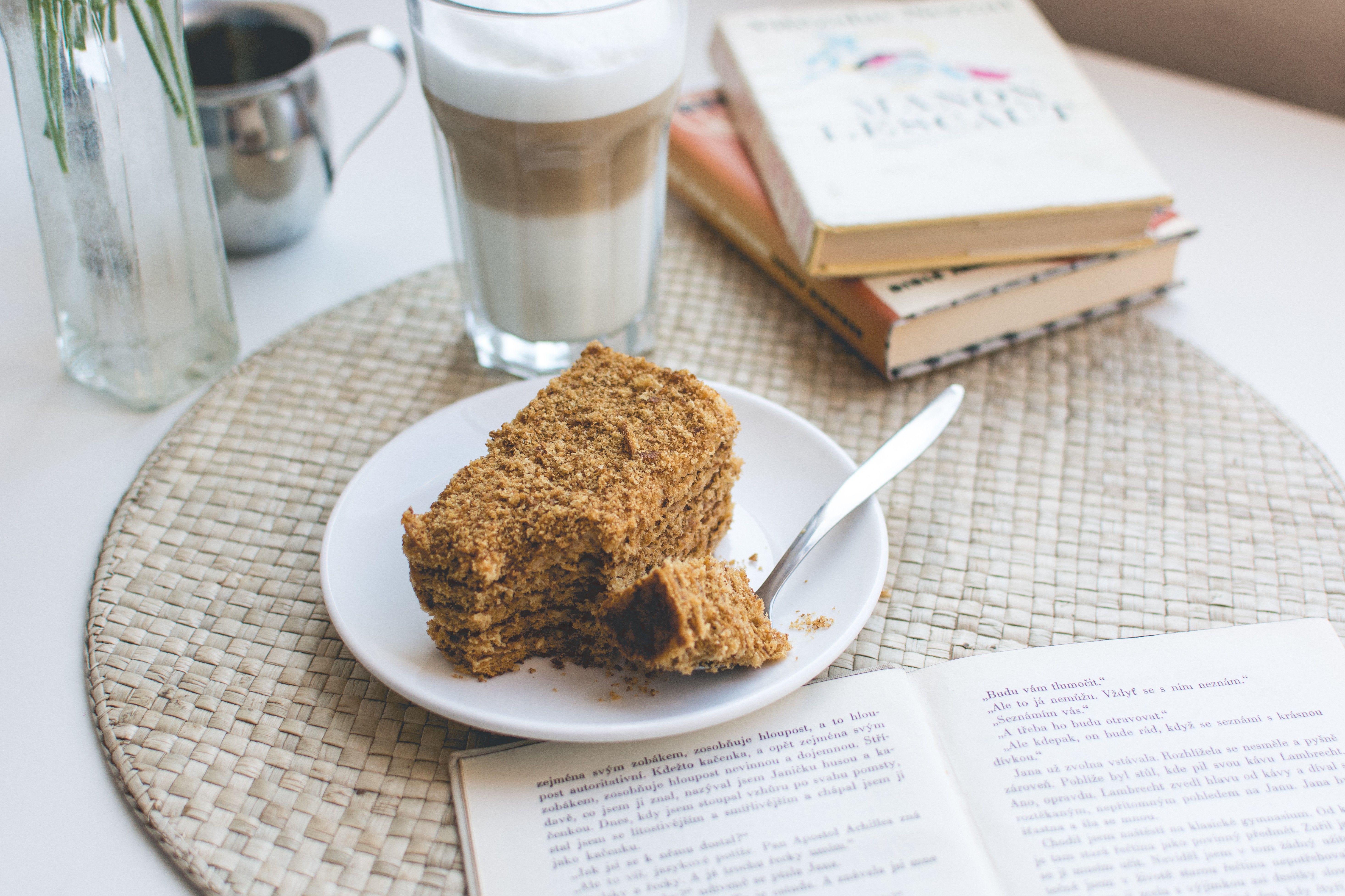 Bolo de mel tcheco tradicional com café latte