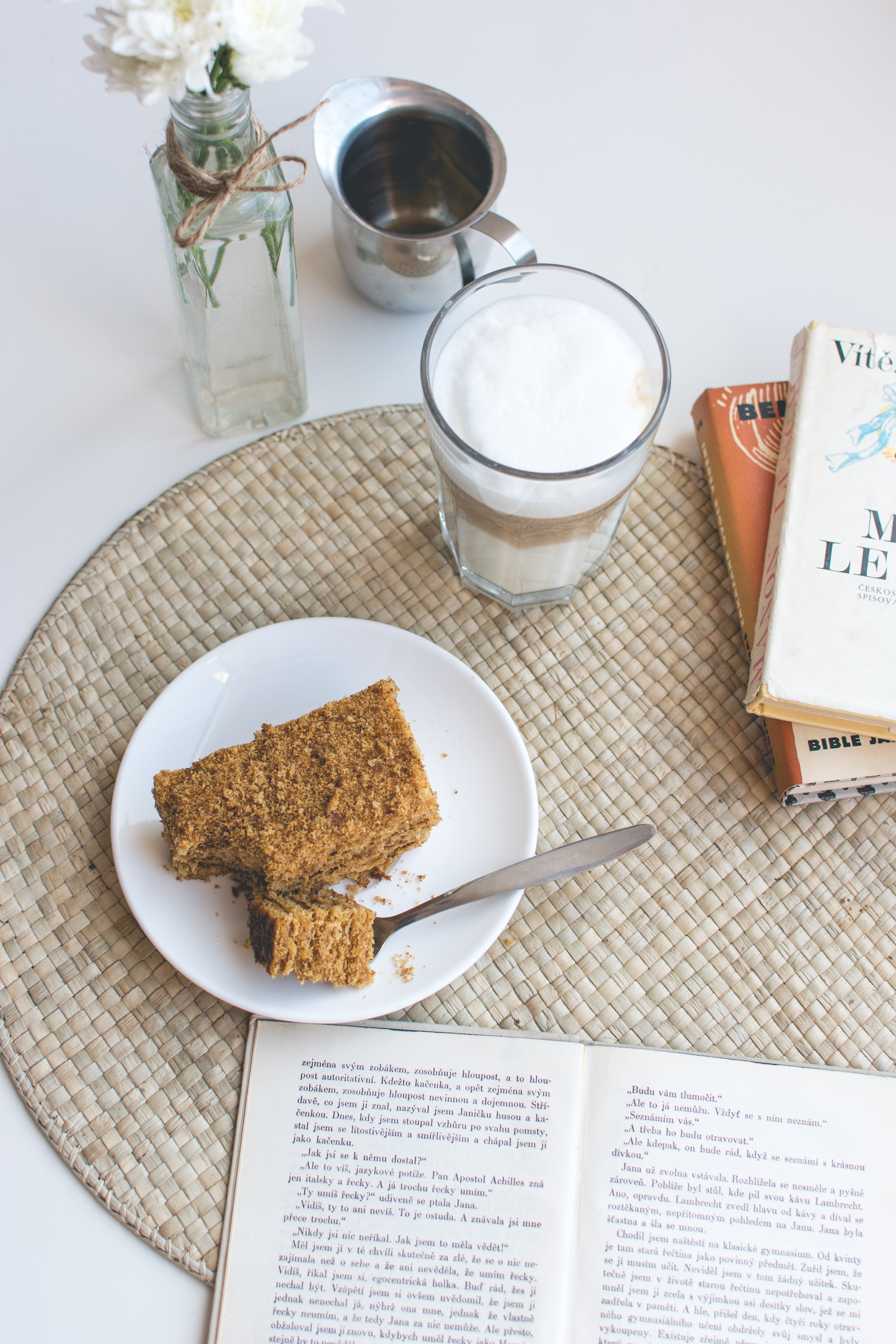 Pastel de miel checo tradicional con café latte