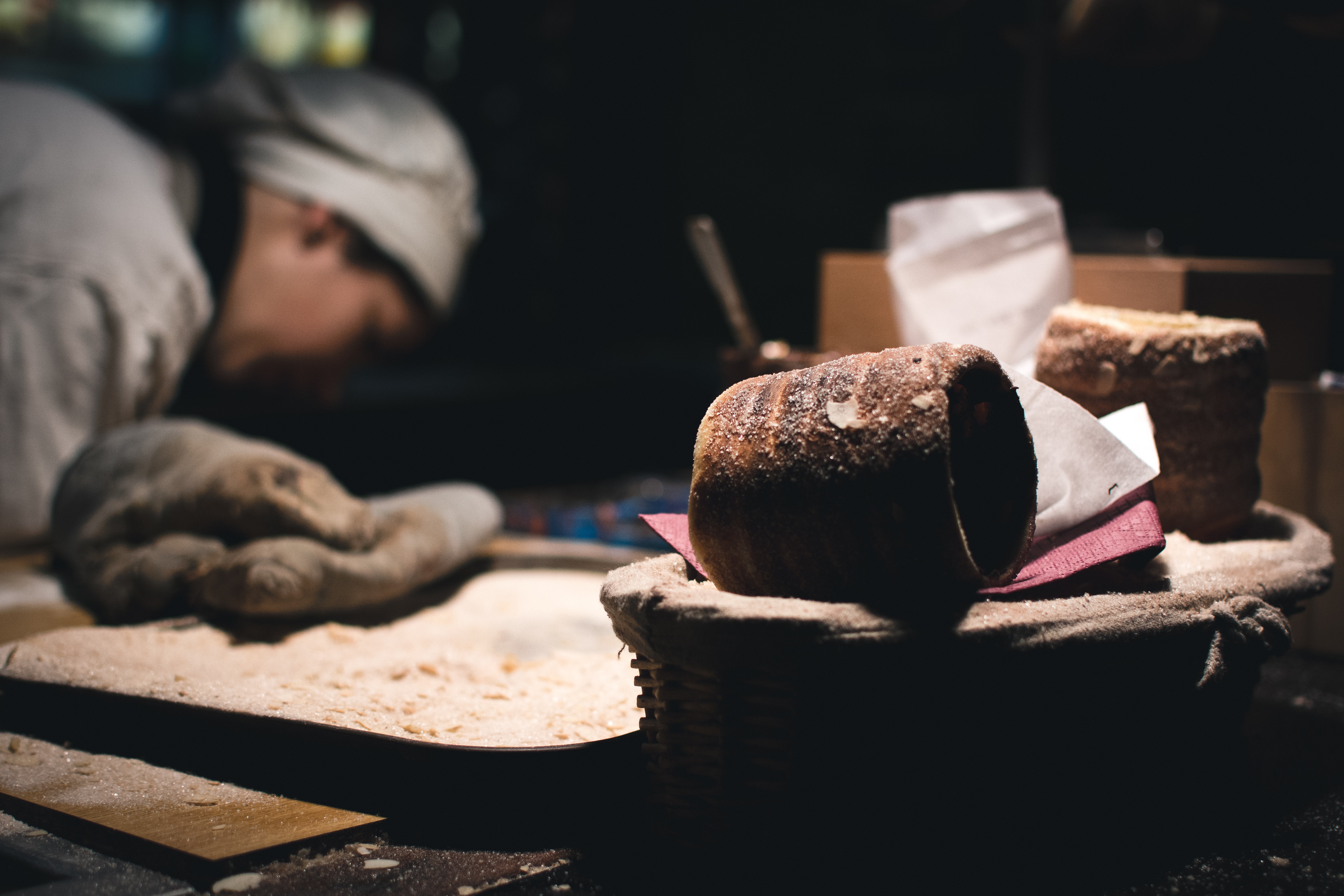 Tradicional doce Trdelnik tcheco no mercado de Natal de Praga
