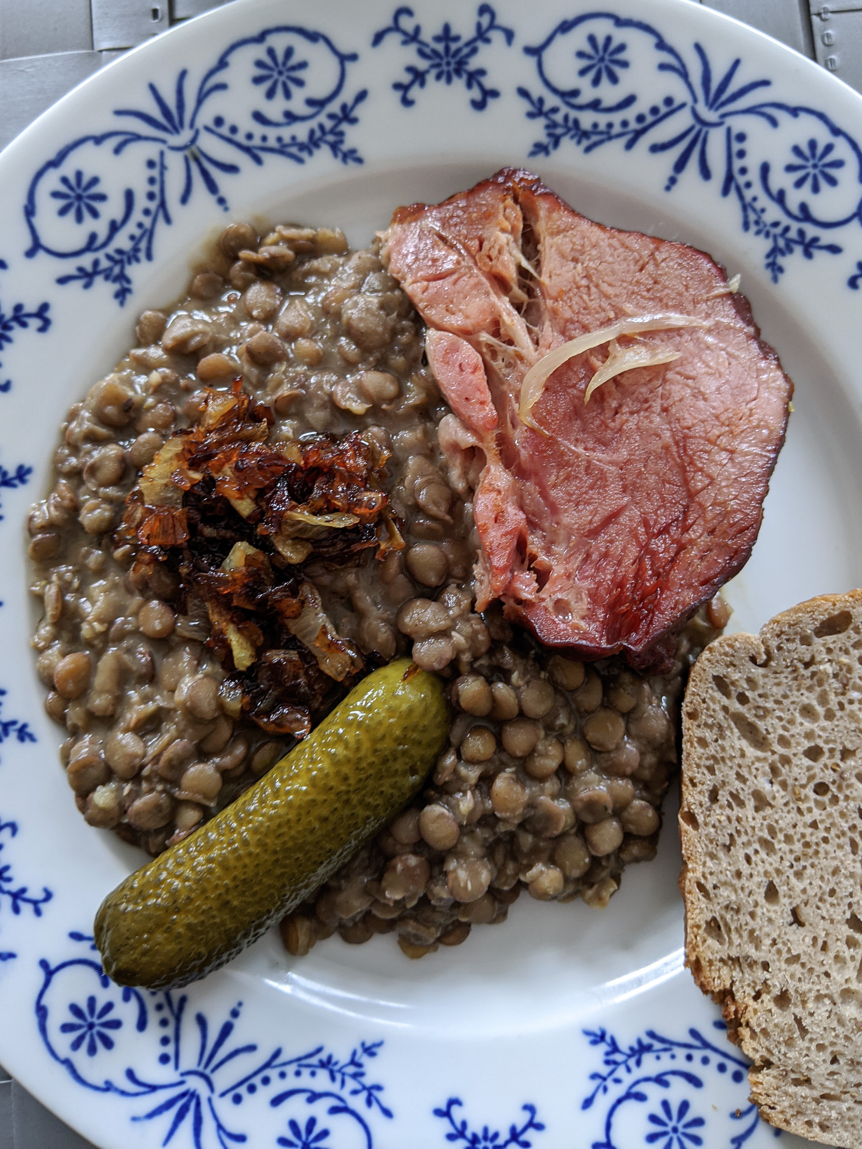 Ensopado tradicional de lentilhas com carne suína defumada