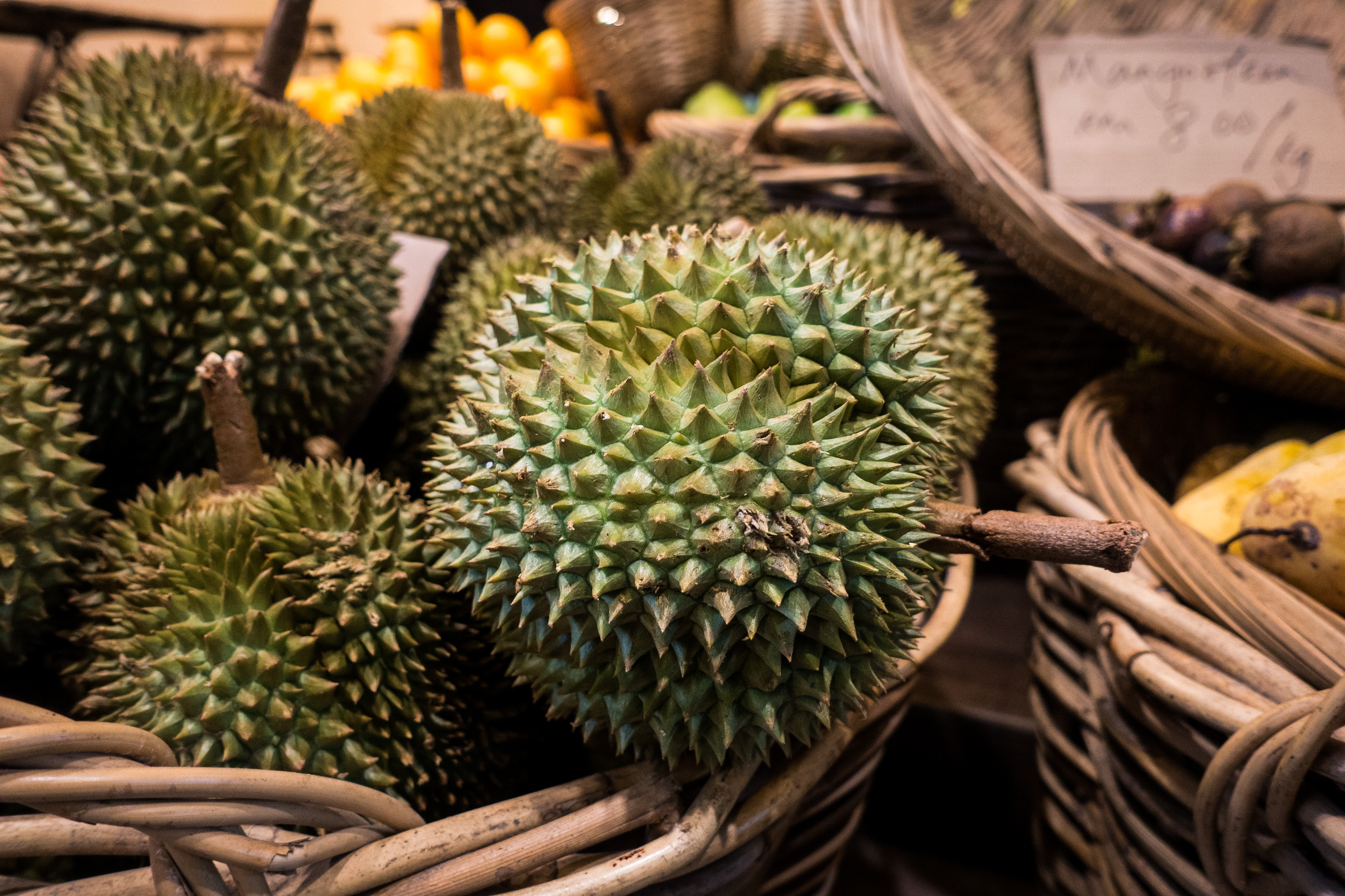 Durian tropical em cesta