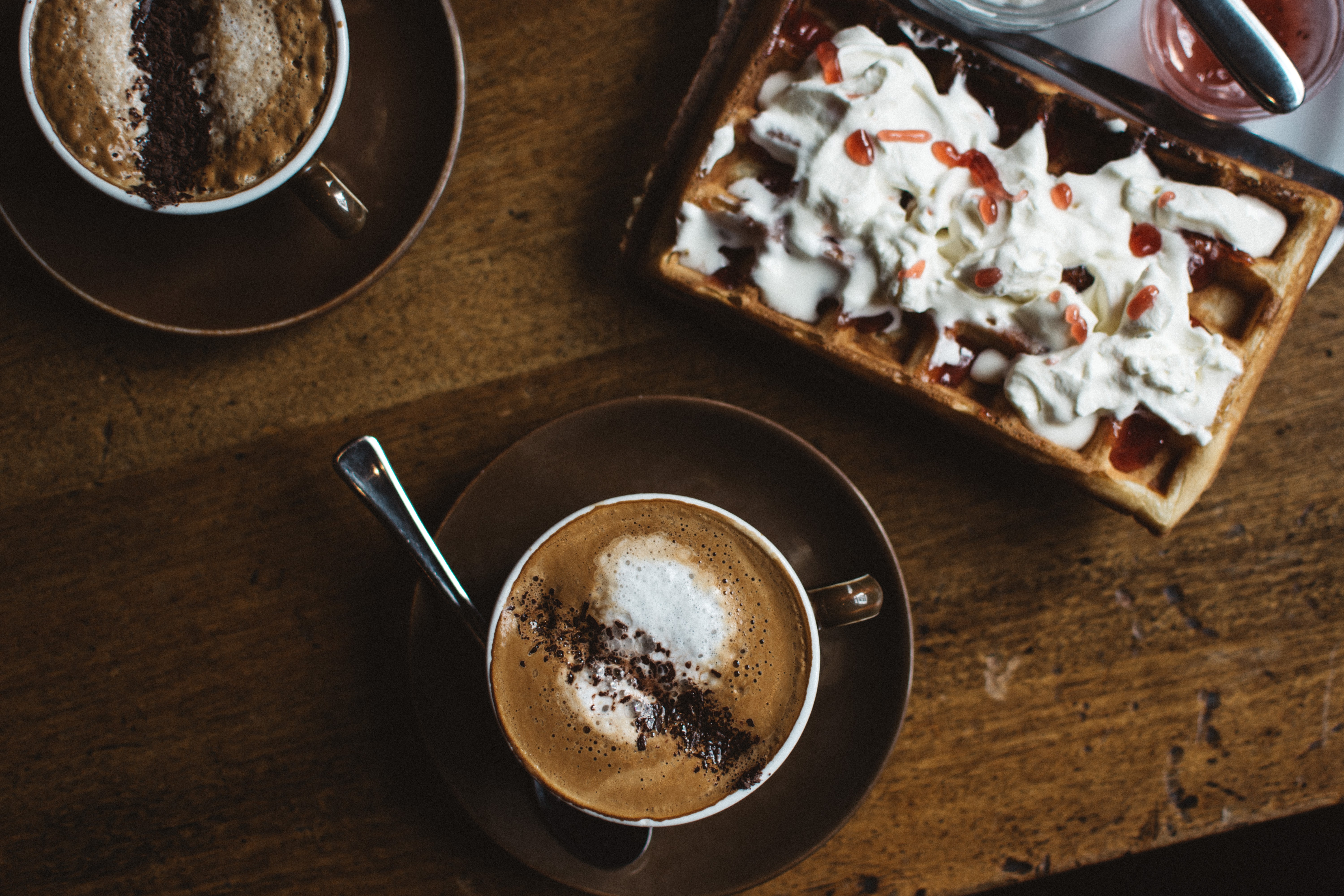 Dos cappuccinos y un waffle