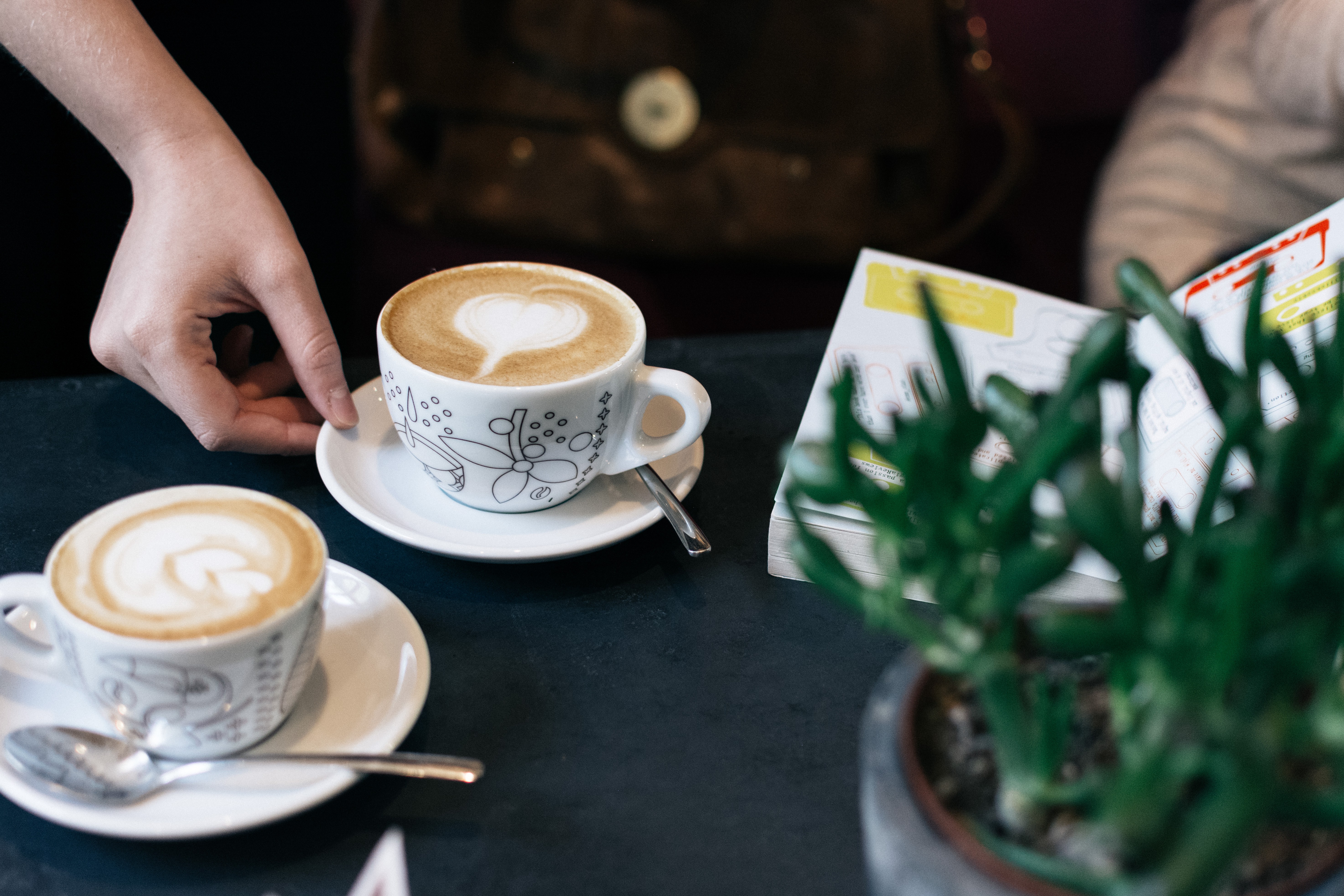 Dos tazas de cappuccino en una cafetería