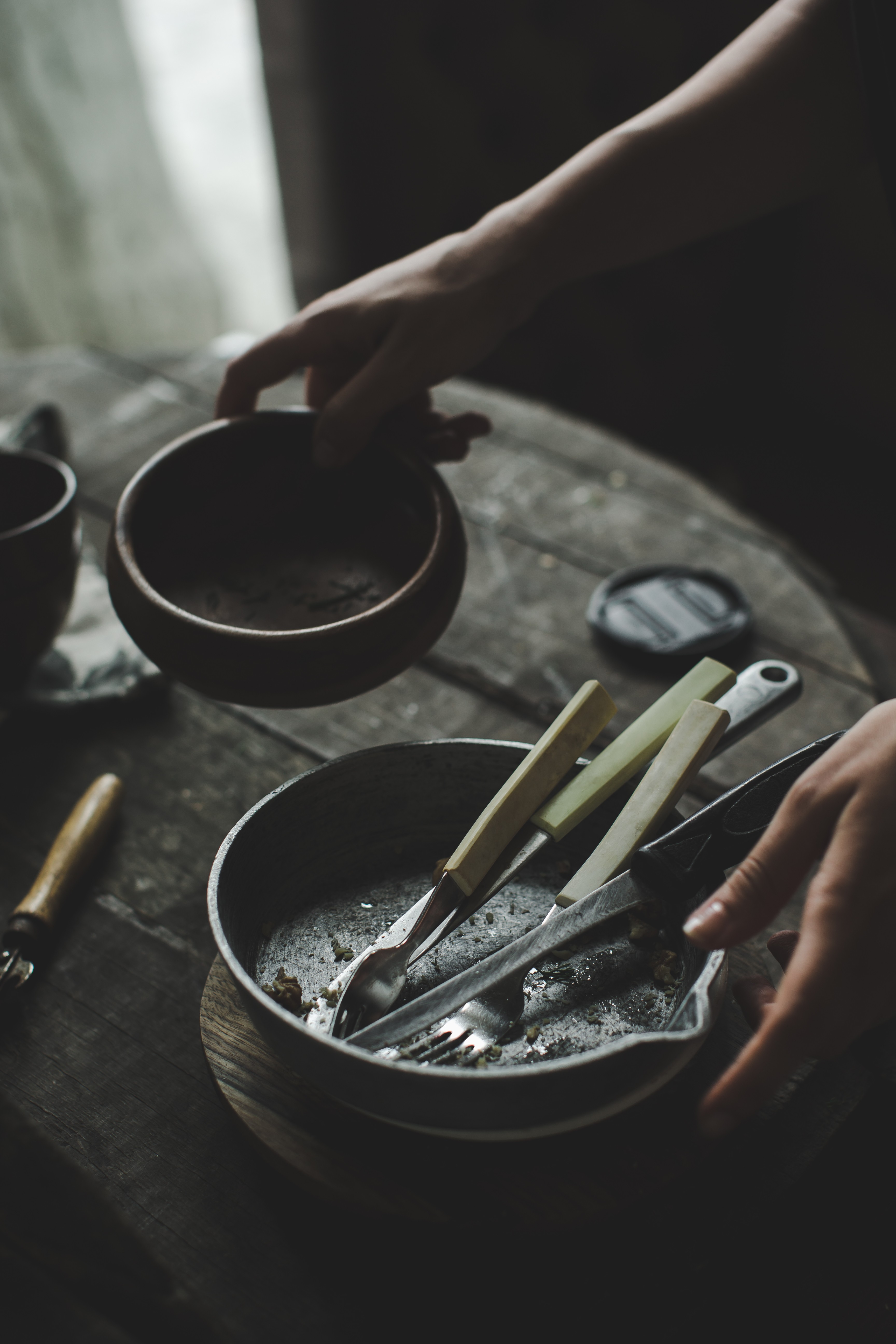 Utensílios de cozinha usados após uma sessão de fotos