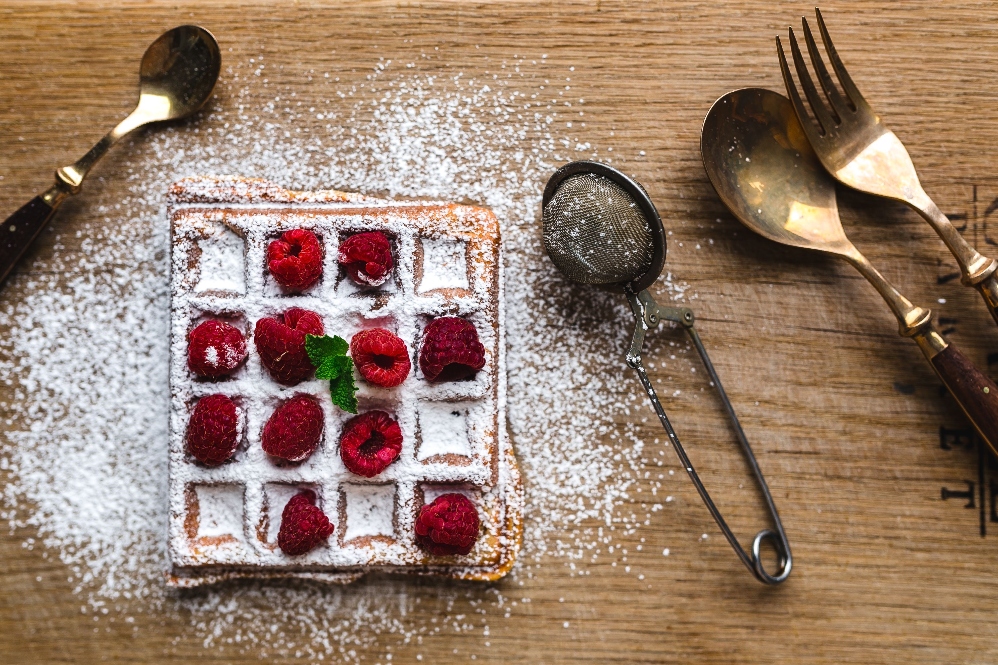 Waffle com açúcar e framboesas