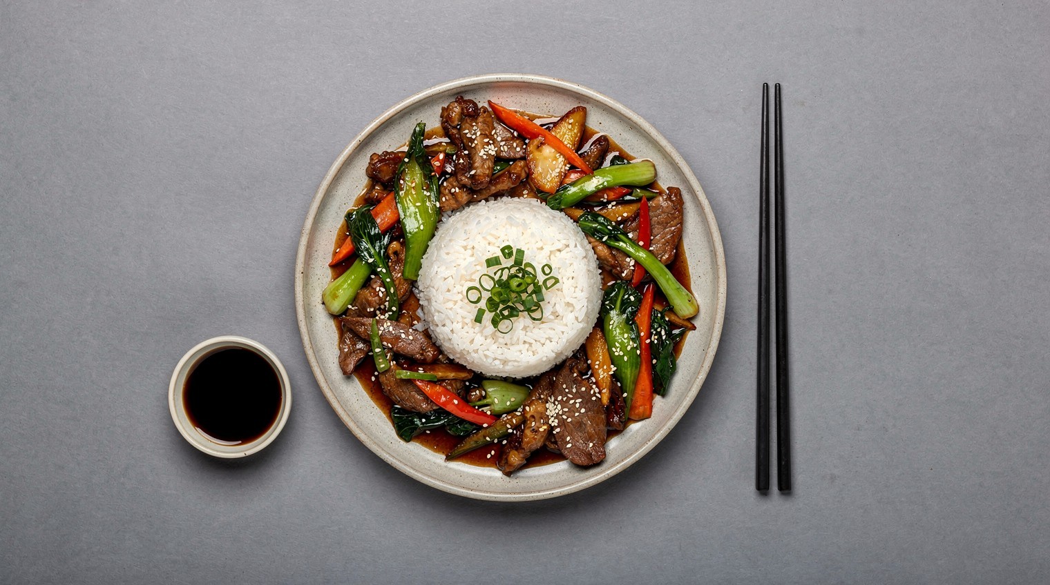 美味牛肉炒饭配蔬菜