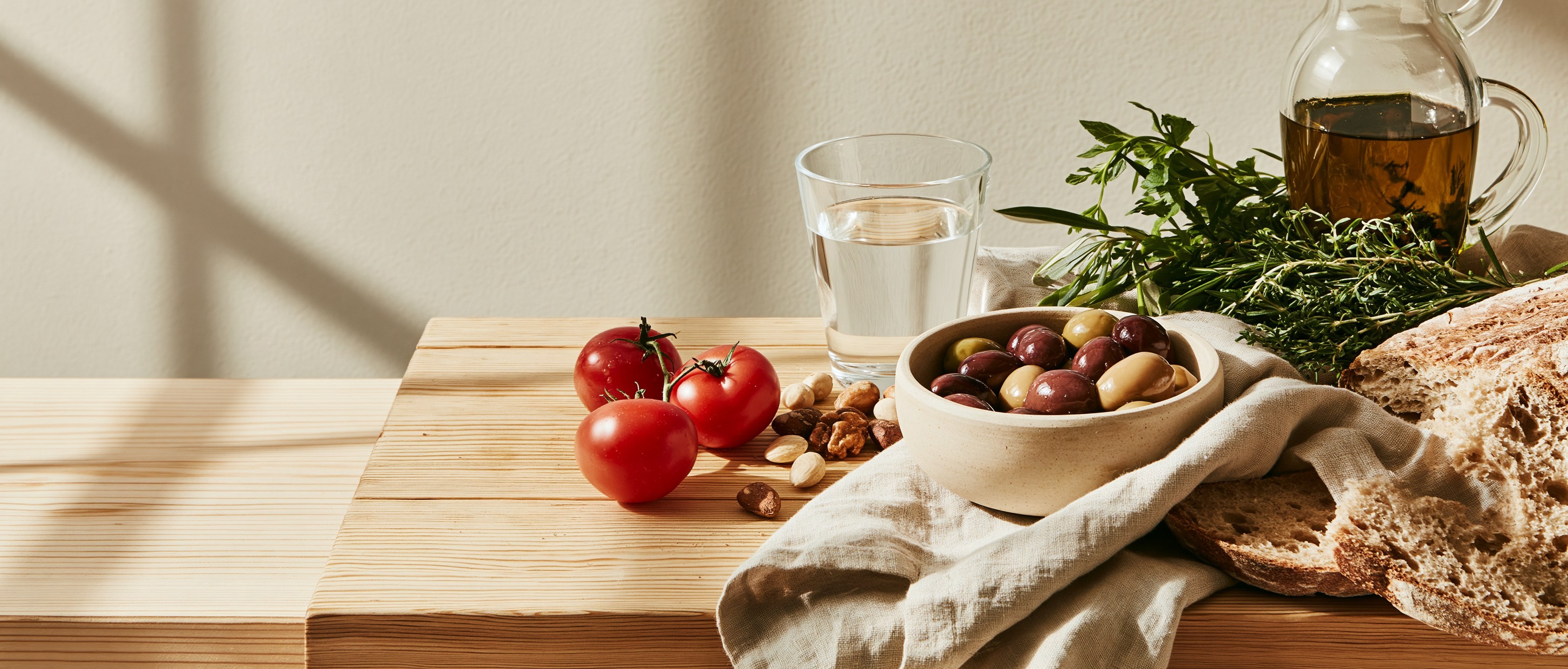 Plato de Aperitivos Mediterráneos con Ingredientes Frescos