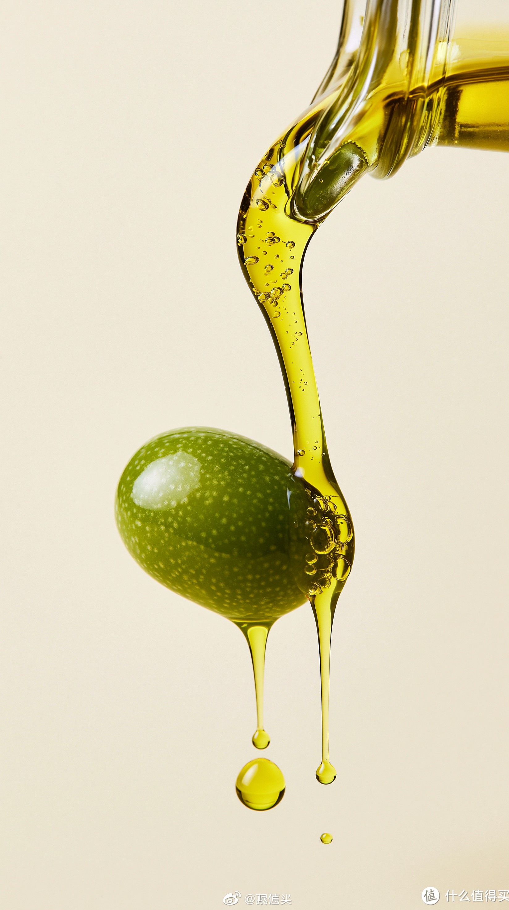 Aceite de Oliva Goteando con Detalle de Aceituna Fresca