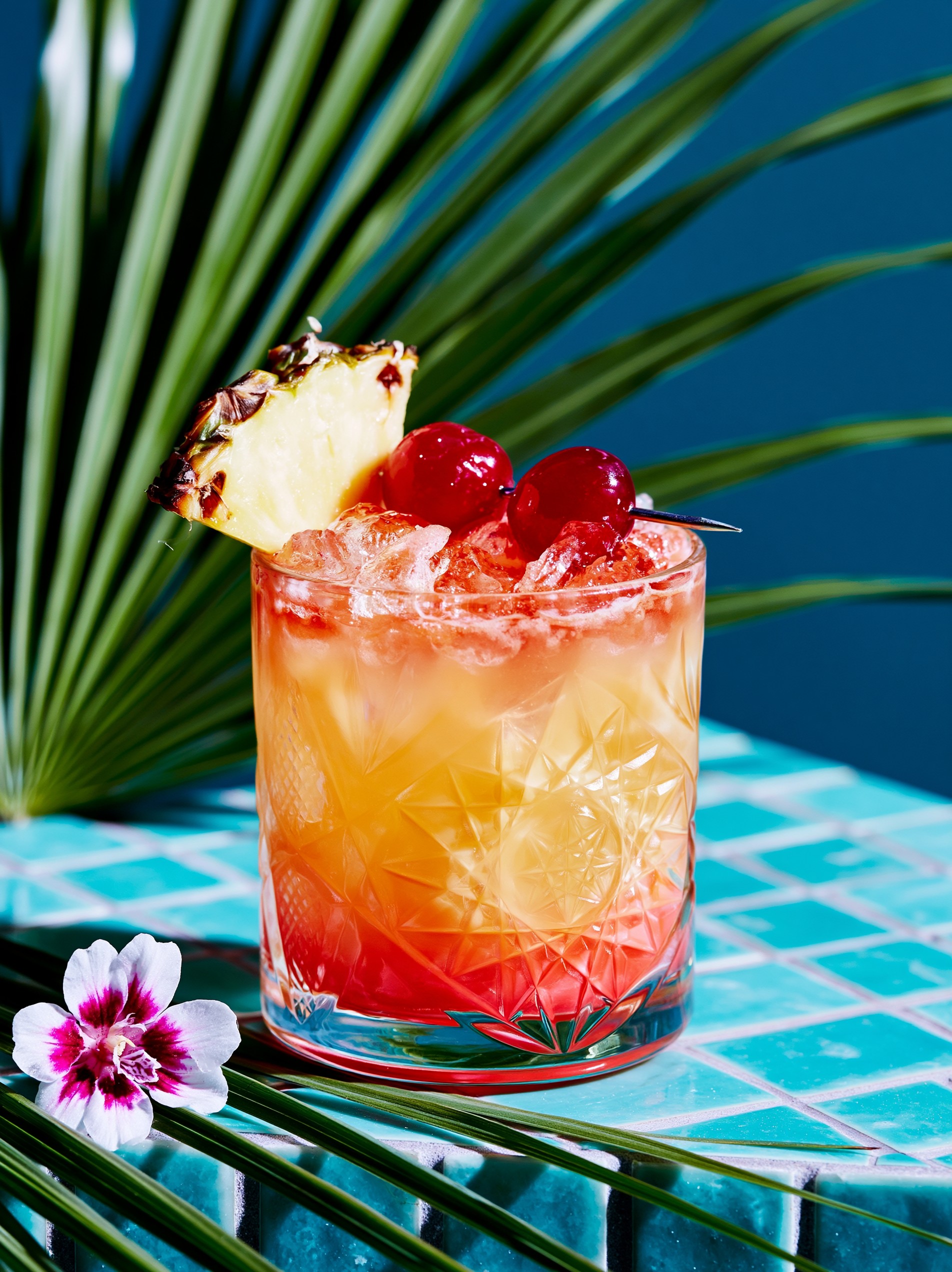 Cóctel Tropical de Frutas con Cereza y Piña